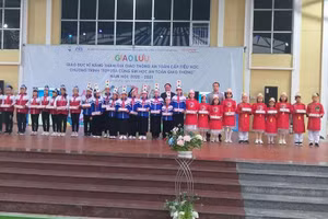 Ban tổ chức tặng quà cho các em học sinh