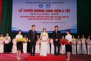 Lãnh đạo Đại học Thái Nguyên trao chứng nhận cho các cá nhân đạt danh hiệu “Sinh viên 5 tốt” 