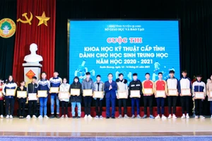 Ông Hoàng Việt Phương, Tỉnh ủy viên, Phó Chủ tịch UBND tỉnh trao giải Nhì cho nhóm các tác giả dự án.