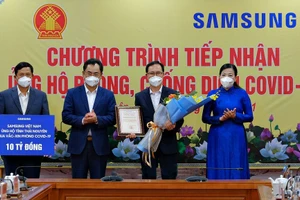 Đại diện Samsung Việt Nam trao tặng 10 tỷ đồng ủng hộ tỉnh Thái Nguyên phòng, chống dịch Covid-19.