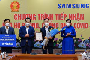 Đại diện Samsung Việt Nam trao tặng 10 tỷ đồng ủng hộ tỉnh Thái Nguyên phòng, chống dịch Covid-19.
