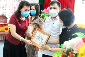 Bà Nguyễn Thị Mai, Giám đốc Sở VHTTDL tỉnh Thái Nguyên trao giấy chứng nhận cho các tập thể đạt giải.