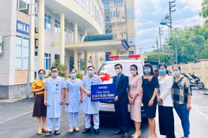Đại diện Tập đoàn Danko Group trao tặng xe cứu thương cho TT y tế TP. Thái Nguyên.