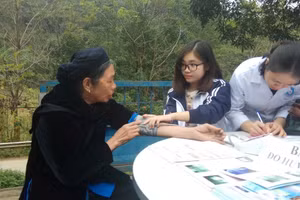 Cao Thị Tuyết tham gia chương trình tình nguyện mùa đông "Xuân yêu thương" tại tỉnh Cao Bằng và Bắc Kạn