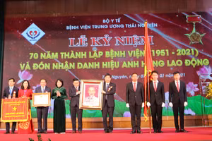 Phó Chủ tịch nước Đặng Thị Ngọc Thịnh trao danh hiệu Anh hùng Lao động thời kỳ đổi mới cho Bệnh viện Trung ương Thái Nguyên.