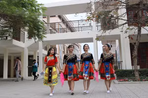 Niềm vui của các em học sinh trường PT Dân tộc nội trú tỉnh Thái Nguyên 