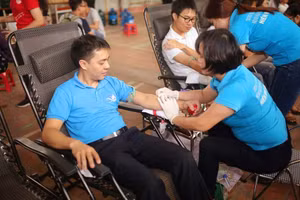 Anh Nguyễn Quang Đông trong lần tham gia hiến máu tình nguyện