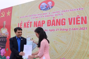 Đồng chí Nguyễn Quang Đông, Bí thư Chi bộ Văn phòng Đoàn trường ĐH Y - Dược (ĐH Thái Nguyên) trao quyết định kết nạp cho Đảng viên mới.