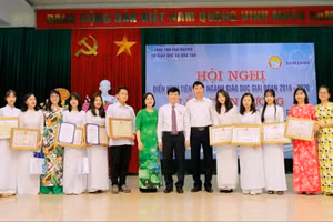 Sở GD&ĐT Thái Nguyên tuyên dương, khen thưởng thầy cô và học sinh đạt giải học sinh giỏi cấp Quốc gia.