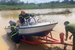 Lực lượng chức năng tìm kiếm nạn nhân.