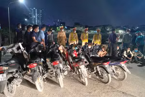 Công an xử lý nhóm thanh niên tụ tập đua càn, lạng lách trong đêm.
