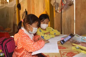 Học sinh tiểu học tại xã Văn Lăng (Đồng Hỷ, Thái Nguyên) được trao tặng thiết bị để học trực tuyến tại nhà