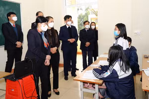 Bí thư Tỉnh ủy Thái Nguyên Nguyễn Thanh Hải kiểm tra công tác dạy học, động viên thầy và trò trường THCS Thị trấn Trại Cau (Đồng Hỷ, Thái Nguyên)