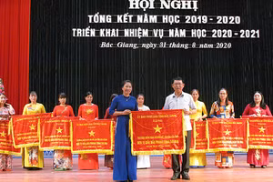 Phó Chủ tịch UBND tỉnh Bắc Giang Lê Ánh Dương trao tặng Cờ thi đua của UBND tỉnh cho đại diện các tập thể có thành tích xuất sắc trong năm học.