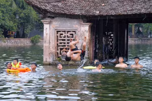 Ao làng nghìn tuổi thành bể bơi mỗi khi hè về.