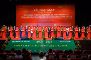 Đại biểu cắt băng khai mạc triển lãm quốc tế về phòng cháy, chữa cháy năm 2023.