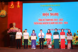 Ông Lê Đại Thăng - Phó Chủ tịch UBND TX Sơn Tây trao thưởng cho các đơn vị, cá nhân đạt thành tích trong năm học 2022-2023. 