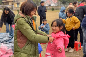 Niềm vui của học sinh vùng cao khi nhận được những chiếc áo ấm còn thơm mùi vải mới từ thầy trò miền xuôi.