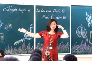 Cô Đỗ Thị Di - Hiệu trưởng Trường THCS Đông Mỹ (Thanh Trì, Hà Nội) phân tích những tác hại của khói thuốc tới các em học sinh. 