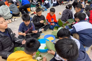 Mỗi em một khâu từ xếp lá, đong gạo, đậu xanh, thịt và buộc lạt cho bánh chưng để cho ra một sản phẩm hoàn thiện. 