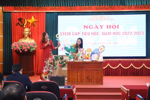 Cô Huỳnh Thị Thanh Bình (trái) - Hiệu trưởng Trường Tiểu học Phú Sơn giới thiệu một số sản phẩm STEM của học sinh đã làm tới các đại biểu tại ngày hội. 
