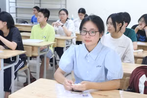 Thí sinh tập trung nghe phổ biến quy chế thi tại Trường THCS Yên Nghĩa, quận Hà Đông trong sáng 9/6.