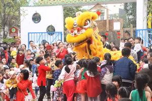 Tiết mục múa Lân thu hút hưởng ứng các em nhỏ.