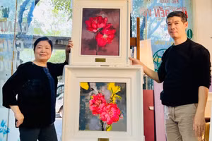 Bà Đào Thị Liên Hương (trái) cùng họa sĩ Nguyễn Hải Kiên bên một tác phẩm nghệ thuật vừa hoàn thành.