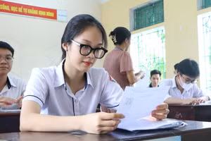 Thí sinh dự thi tốt nghiệp THPT năm 2022 tại điểm thi Trường THPT Trần Hưng Đạo - TP Nam Định.