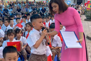 Học sinh lớp 1 Trường Tiểu học Mỹ Đình 2 (Nam Từ Liêm, Hà Nội) được giao lưu với cô giáo mới ở trường mới ngay trong ngày đầu tiên tới trường.