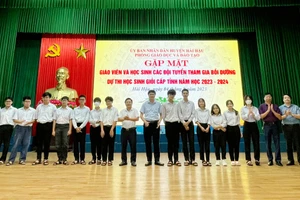 Lãnh đạo Phòng GD&ĐT Hải Hậu động viên tinh thần cho các em học sinh tham gia đội tuyển dự thi học sinh giỏi cấp tỉnh năm nay.