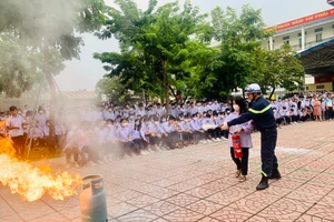 Công tác tuyên truyền về kiến thức, kĩ năng phòng cháy chữa cháy trong các nhà trường đóng vai trò hết sức quan trọng. Ảnh: Đình Tuệ.