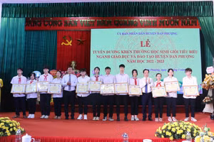 Giám đốc Sở GD&ĐT Hà Nội Trần Thế Cương (thứ 5 từ phải sang) cùng lãnh đạo Huyện ủy Đan Phượng trao thưởng cho các em học sinh tiêu biểu năm học 2022-2023.