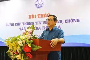 PGS.TS Lương Ngọc Khuê - Cục trưởng Cục Quản lý khám chữa bệnh, Giám đốc Quỹ Phòng chống tác hại thuốc lá (Bộ Y tế) phát biểu tại hội thảo.