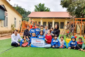 Từ đầu tháng 1/2023, trẻ tại Trường PTDTBT Tiểu học Huổi Lếch sẽ có thêm một sân chơi thiếu nhi theo đúng nghĩa để phát triển toàn diện về thể chất. 