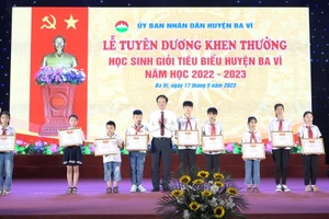 Lãnh đạo huyện Ba Vì trao thưởng cho các em học sinh tiêu biểu, vượt khó học giỏi trong năm học vừa qua.