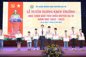 Lãnh đạo huyện Ba Vì trao thưởng cho các em học sinh tiêu biểu, vượt khó học giỏi trong năm học vừa qua.
