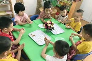 Trẻ được trải nghiệm nặn bánh trôi nước tại lớp học để biết hình dạng, màu sắc của chiếc bánh trôi. 