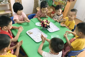 Trẻ được trải nghiệm nặn bánh trôi nước tại lớp học để biết hình dạng, màu sắc của chiếc bánh trôi. 