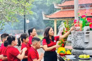 Thầy trò Trường Tiểu học Lê Lợi (TX.Sơn Tây, Hà Nội) cùng tới thắp hương tri ân các anh hùng liệt sĩ tại Nghĩa trang của thị xã.