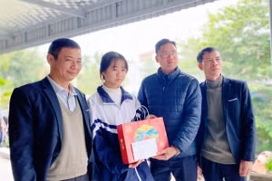Hoạt động trao quà từ thiện của Trường THCS Hải Lý để các em học sinh khó khăn vui xuân, đón Tết vui vẻ bên gia đình.