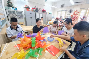 Các em học sinh và thầy cô Trường Tiểu học Bình Minh (Hoàn Kiếm, Hà Nội) cùng nhau chuẩn bị những đồ chơi, đồ dùng cho lễ khai giảng năm học mới 2023-2024. 