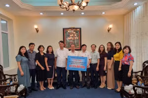 Đại diện ngành Giáo dục Hoài Đức trao tặng số tiền hơn 431 triệu đồng cho ngành Giáo dục Thanh Xuân. 