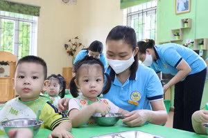 Giáo viên mầm non thường phải đi sớm về tối, ít có thời gian dành cho gia đình nên rất cần được quan tâm hơn nữa về chế độ đãi ngộ. Ảnh: Đình Tuệ.