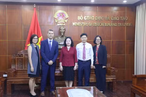 Thứ trưởng Ngô Thị Minh (giữa) cùng đại diện Công ty TNHH Nestlé Việt Nam tại buổi làm việc sáng 5/4 tại trụ sở Bộ GD&ĐT. 