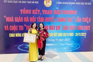 Cô Lâm Thu Huyền (trái) được công nhận danh hiệu "Nhà giáo Hà Nội tâm huyết, sáng tạo" lần thứ 6. 