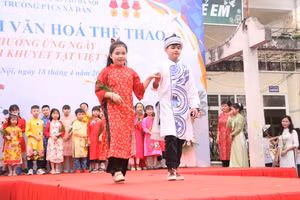 Các em học sinh khối Tiểu học Trường Xã Đàn hào hứng với tiết mục trình diễn thời trang.