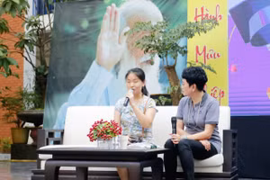 Chị Đào Thu Hương (trái) chia sẻ về hành trình nỗ lực học tập của mình tới các em học sinh Trường Lương Thế Vinh. 