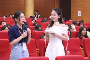 Sinh viên Khoa Luật - Học viện Ngân hàng đặt câu hỏi cho diễn giả tại buổi tọa đàm tối 29/3. 