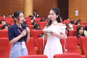 Sinh viên Khoa Luật - Học viện Ngân hàng đặt câu hỏi cho diễn giả tại buổi tọa đàm tối 29/3. 